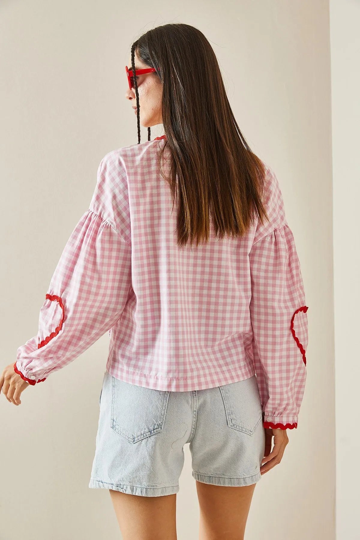 Chemisier Femme Gingham – Manches Longues, Poches Cœur, Nœud Papillon, Bordure Rouge-83307-c141191d-e511-4ed7-8407-39d19ba738ce