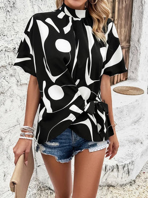 Haut Femme Cache-Cœur Imprimé Abstrait, Manches Courtes, Taille Ajustable-Shirts & Tops-Belle Rose Fashion-Noir-S-Bellerose Fashion